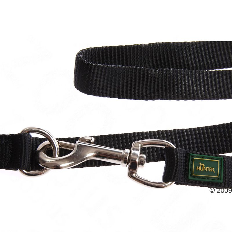 Black dog lead with metal carabiner and green-yellow Hunter logo on the strap.