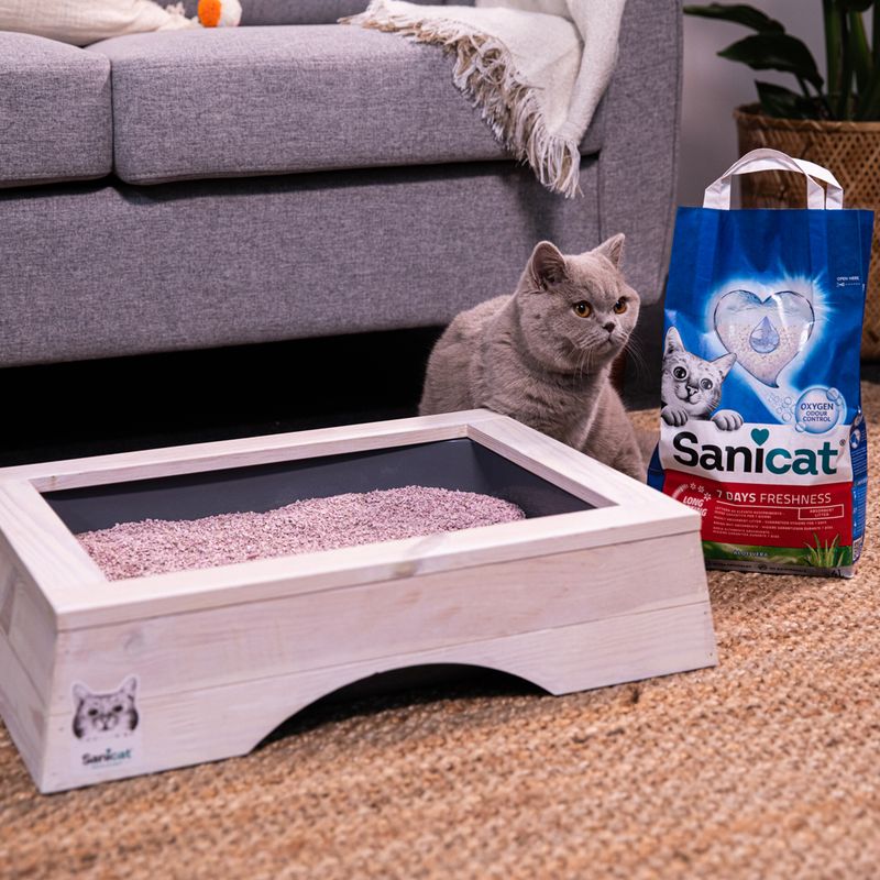Tray filled with litter beside a bag labelled Sanicat, showing product in use and packaging together.