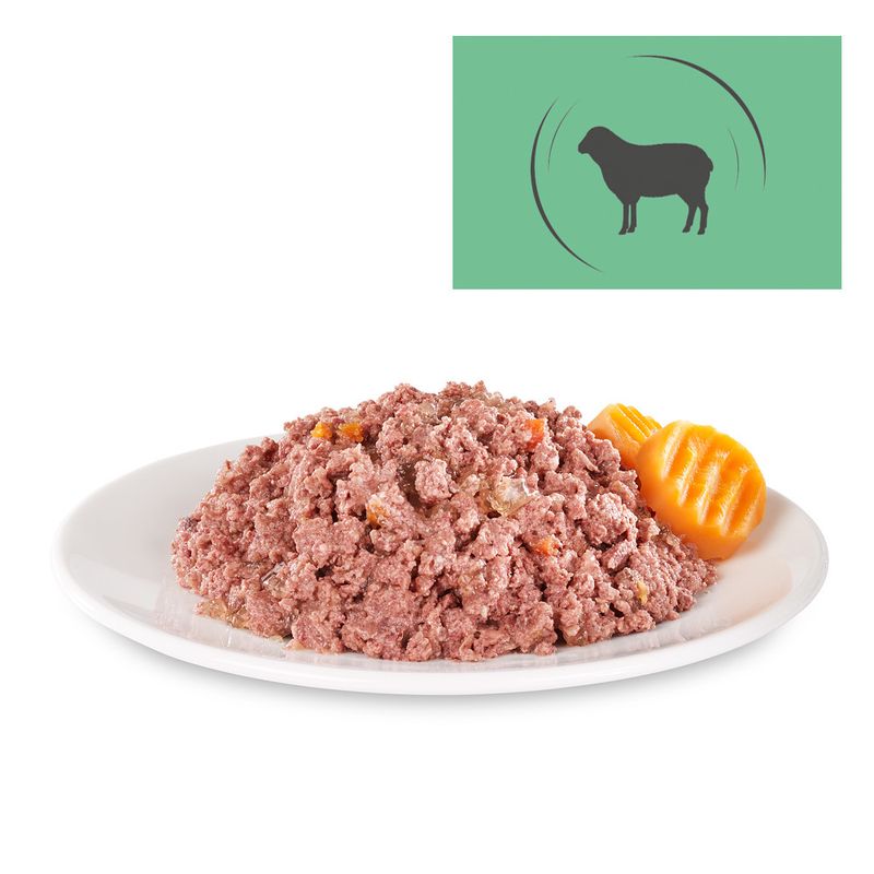 Fresh wet food with lamb and carrots on a white plate. Green symbol with sheep silhouette at the top right.