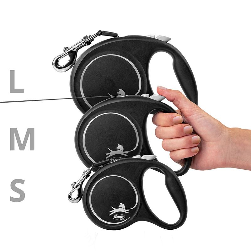 Flexi dog leads in sizes L, M and S. Black leads with ergonomic handle and silver logo. Hand holding one of the leads.