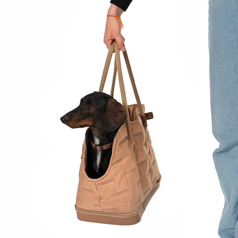 Carrier bag in beige with dog, suitable for transporting small pets. Bag with handles and side entry.