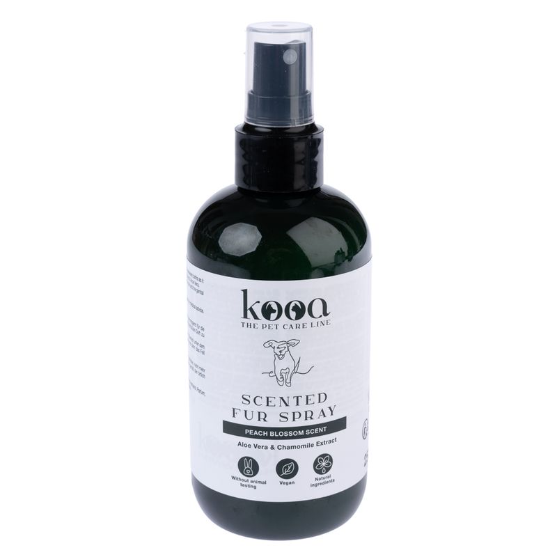 kooa Scented Fur Spray with peach blossom scent, aloe vera and chamomile extract. Vegan, natural ingredients, no animal testing.