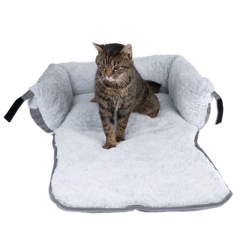 Cat bed with soft, grey padding and raised side walls. Cat sitting on the lying surface.