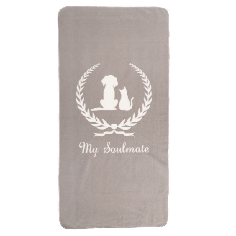 Grey blanket with white motif: dog and cat in a laurel wreath, below the inscription 'My Soulmate'.
