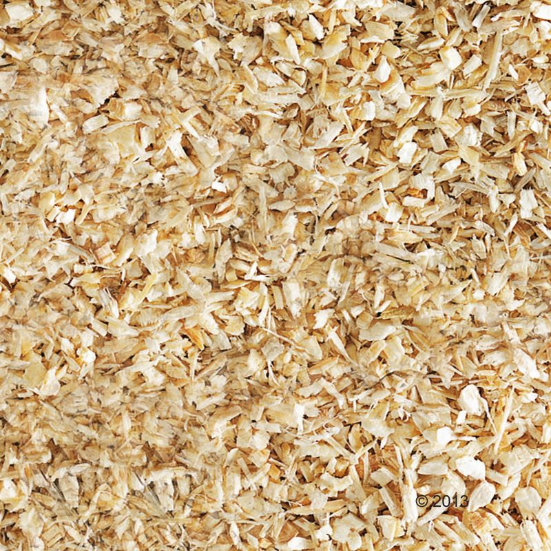 Close-up of wood shavings, suitable as bedding for small animals. Light, natural colour with fine texture.