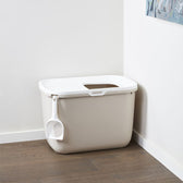 Cat litter box with white lid, side handle and integrated litter scoop. Rectangular opening in the lid for easy access.