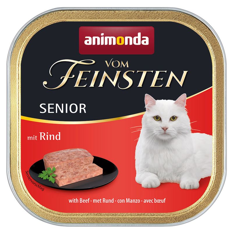 Animonda Vom Feinsten Senior with beef. Serving suggestion: meat piece on black plate, white cat shown.